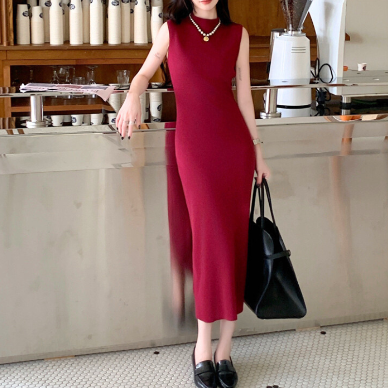 知的で大人っぽいボルドーのモックネックノースリーブタイトニットワンピース|カフェデート向け