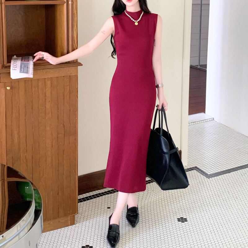 30代女性に似合うボルドーのモックネックノースリーブタイトニットワンピース ロング丈コーデ|夏のカフェデートに