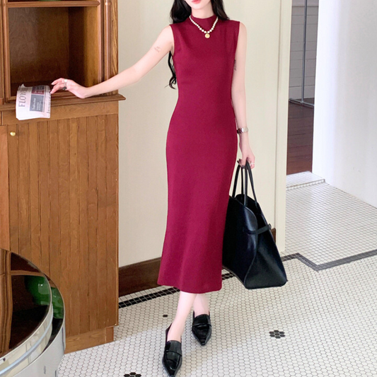 30代女性に似合うボルドーのモックネックノースリーブタイトニットワンピース ロング丈コーデ|夏のカフェデートに