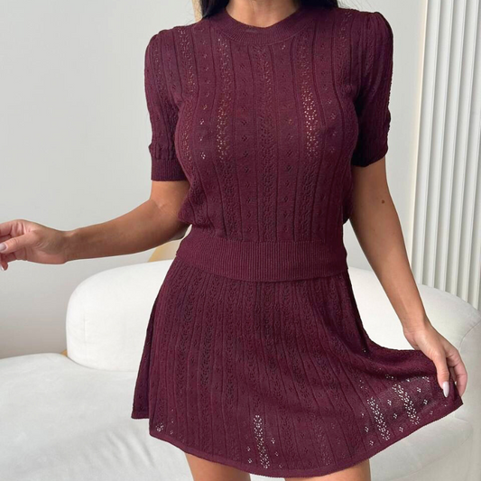 ボルドーカラーのサマーニットセットアップ 大人っぽさ漂う夏のモテ服