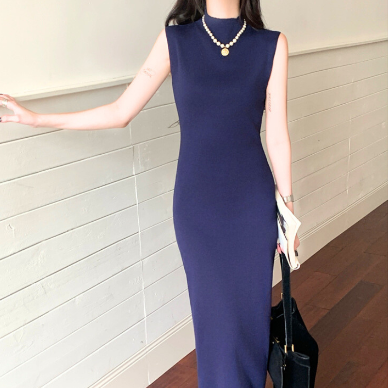 ボルドーのタイトニットワンピースで魅せる大人の余裕|夏のデート服に最適