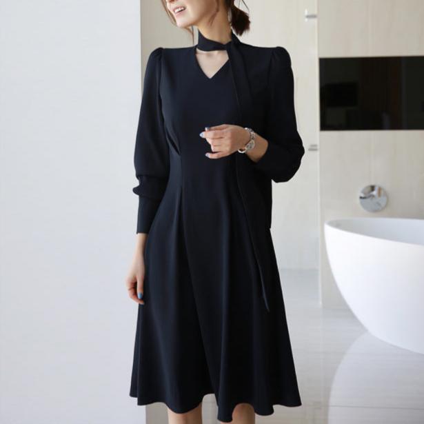 ボウタイフレアワンピースを着た女性(ネイビー)