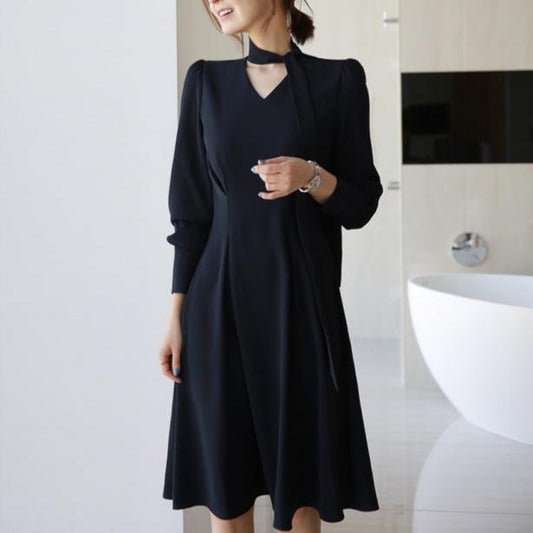 ボウタイフレアワンピースを着た女性(ネイビー)