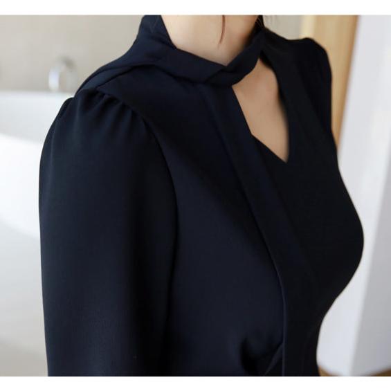 ボウタイアレンジができるワンピースの首元(ネイビー)