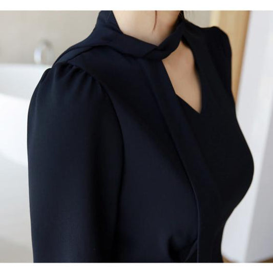 ボウタイアレンジができるワンピースの首元(ネイビー)