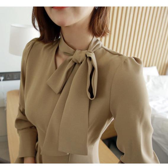 ボウタイをリボン結びにしたスタイル(ベージュ)