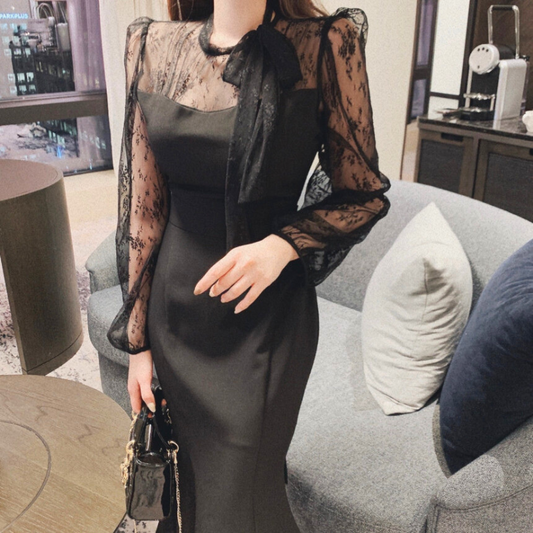 ブラックのボウタイ×シアーレース マーメイドワンピース着用(上半身アップ)