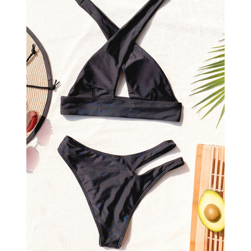 リゾート風背景で映えるブラジリアン水着の平置き写真