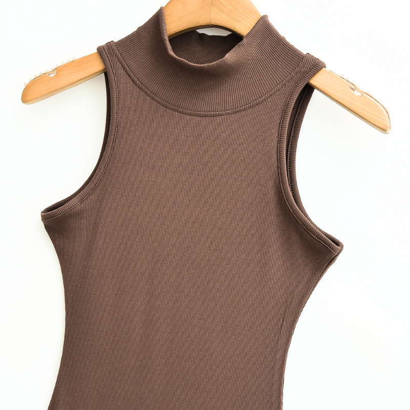 ブラウンのワンピースのハイネック部分拡大