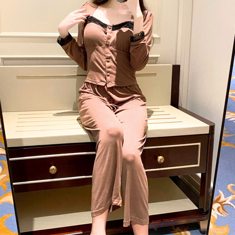 ソファに座る女性が着るブラウンレースルームウェア 旦那ウケ部屋着