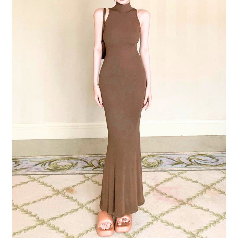 ブラウンのマーメイドワンピースを着た女性の全身コーデ