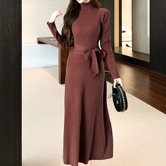 タートルネックとリボンで上品に仕上げた秋冬ワンピース