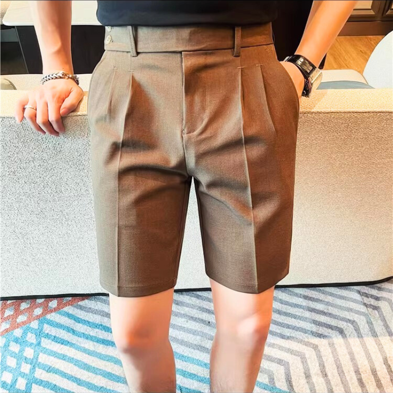 ブラウンのショートパンツとブラックトップスの大人の上品コーデ