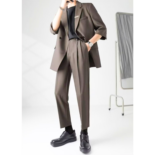 モカカラーの春夏テーラードセットアップ(正面全身)