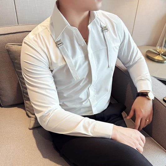座った姿でも映えるホワイトのバックル付きシャツ(春秋向け)