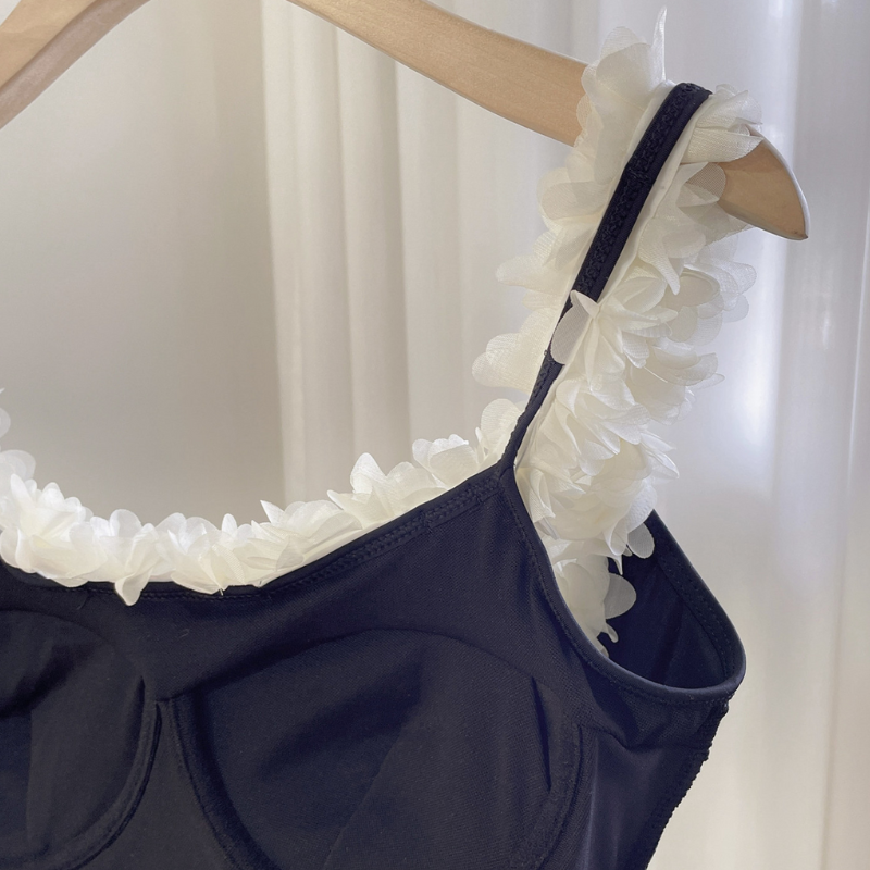 胸元のシルエットが綺麗に見えるふんわりカップ構造