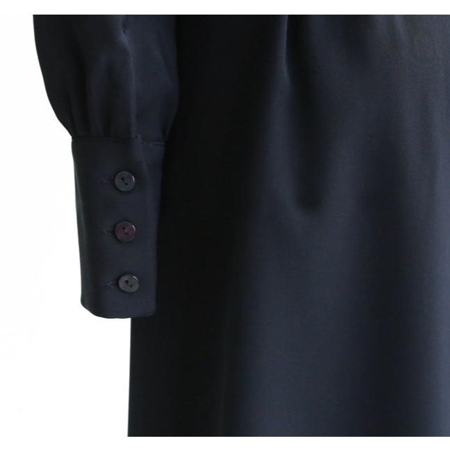 ボタンデザインがポイントの袖口(ネイビー)