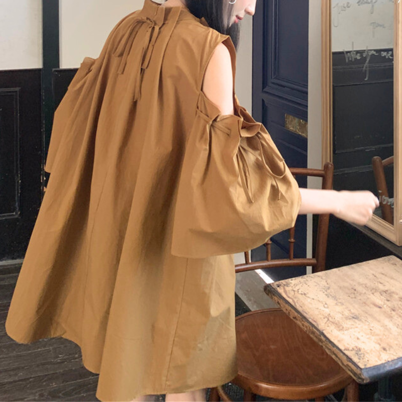 背面から見たキャメルのギャザーワンピース。ゆったりAラインで体型カバーも◎