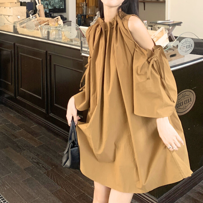 秋の街並みに映えるキャメルのギャザーワンピース。抜け感たっぷりの着こなし。