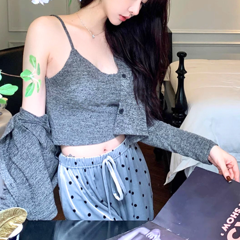 キャミとゆるカーデの絶妙バランスコーデ