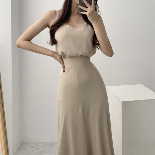 アイボリーのキャミソール&フレアスカート とろみ素材セットアップを正面から着用し、清楚で上品な雰囲気を演出する女性