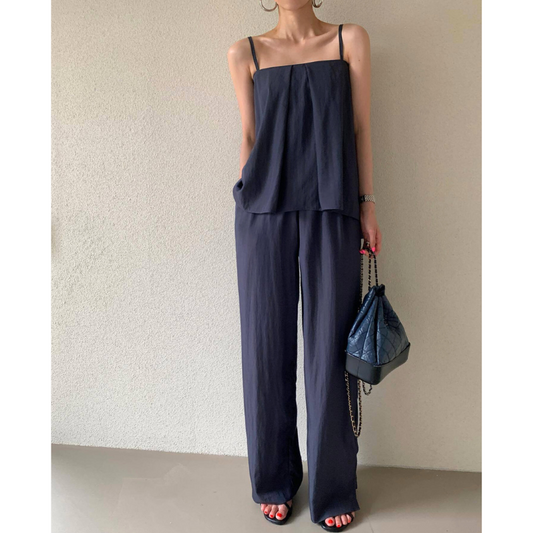 ネイビーのキャミソール&ワイドパンツ セットアップを正面から撮影し清潔感と大人の色気を演出