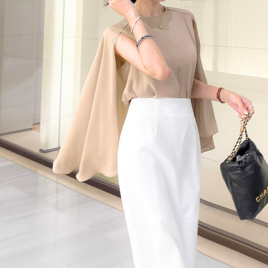 ベージュのケープスリーブとろみブラウスを上品に着こなす女性の全身コーデ