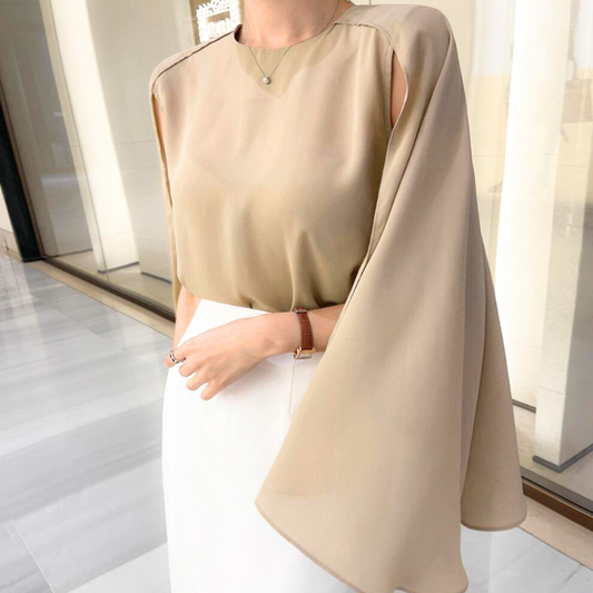 クルーネック×ケープ袖のとろみ素材ベージュブラウスをアップで撮影