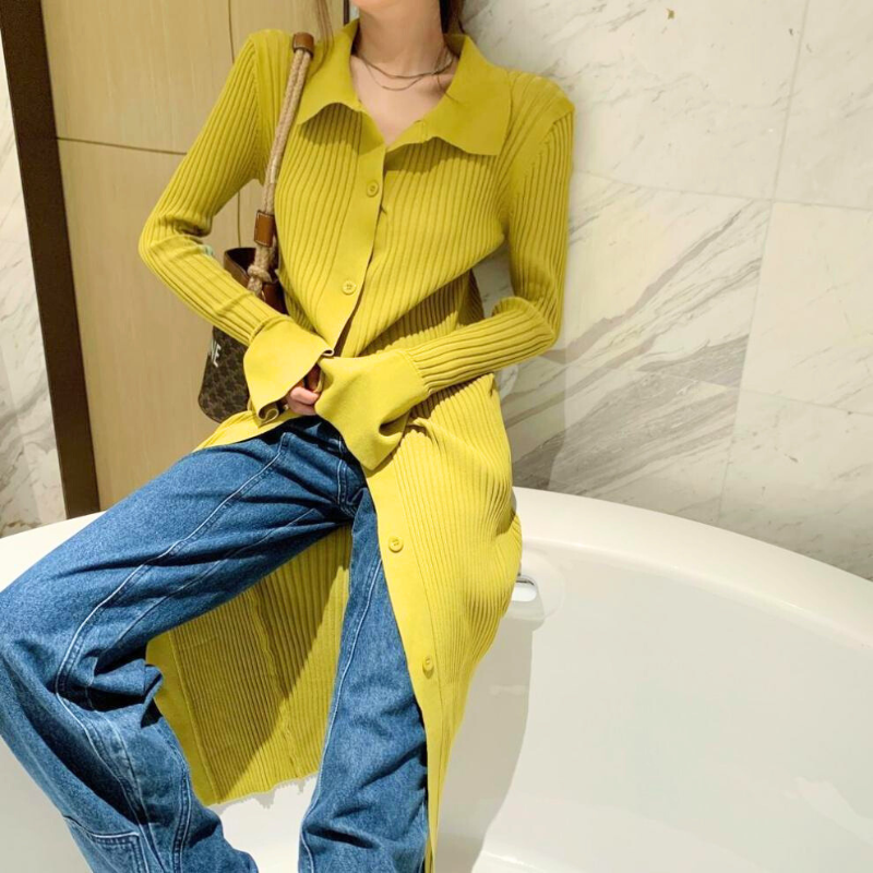 イエローシャツワンピにデニムを合わせた大人の休日コーデ。春デートにぴったり。