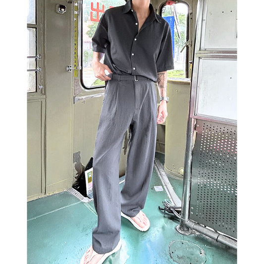 チャコールの上下セットを室内で着こなす後ろ姿