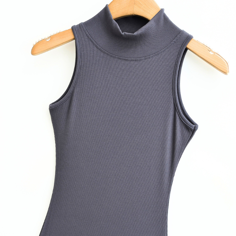 チャコールグレーのワンピースのハイネック部分拡大