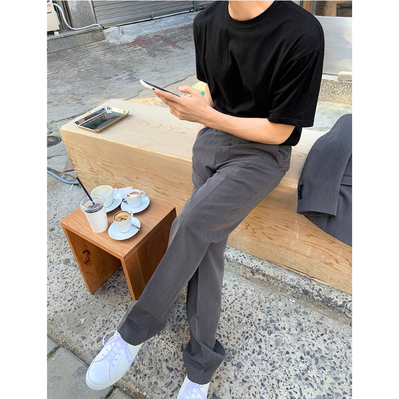 セットアップ単品着回し:ブラックTとグレーパンツ