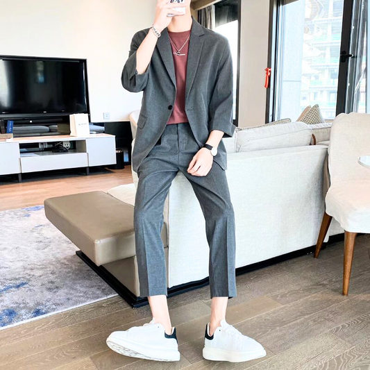 チャコールのセットアップをカフェで着用したリラックスコーデ