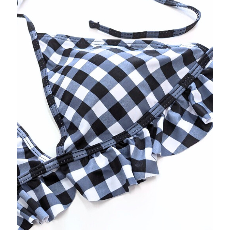 胸元のギンガムフリルが可愛いビキニトップ。男ウケ抜群のデザイン