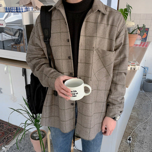 カフェで着用されたベージュチェックシャツジャケット正面アップ