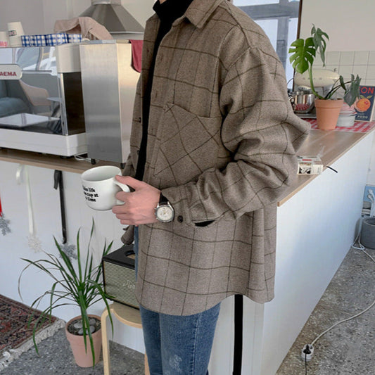 ベージュシャツジャケットのサイドからの着用カット