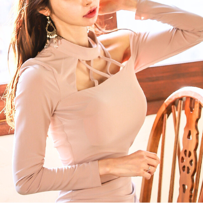 チョーカー風デザインと立体デコルテが印象的な春ワンピ