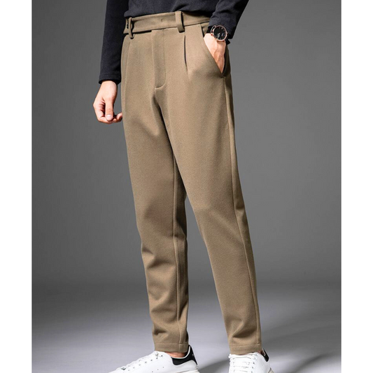 ブラウンスラックスの斜め前スタイル|室内背景