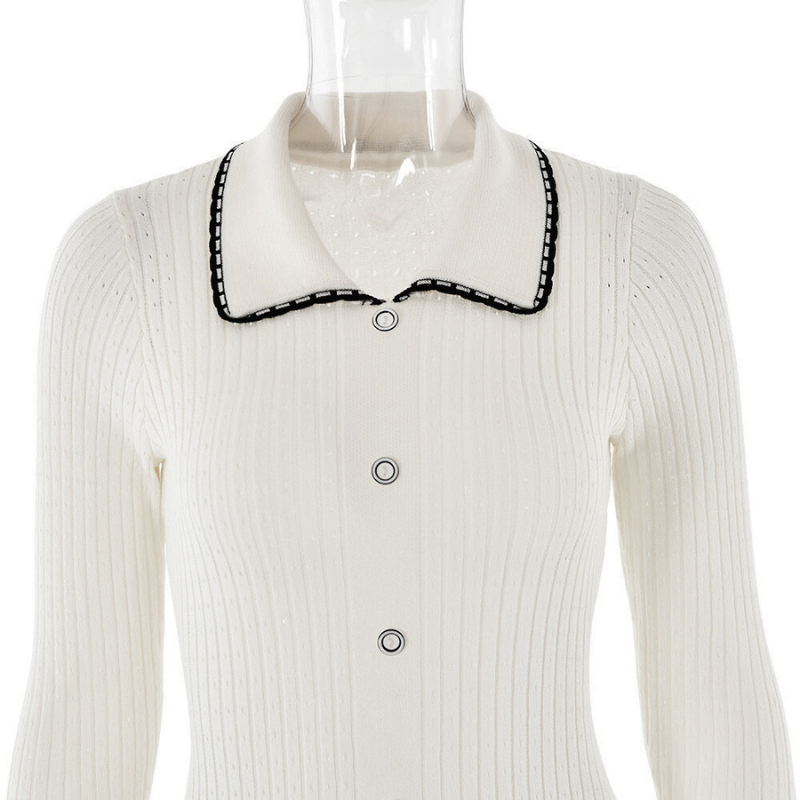 襟付き白ニットワンピースで上品&愛されシルエットに