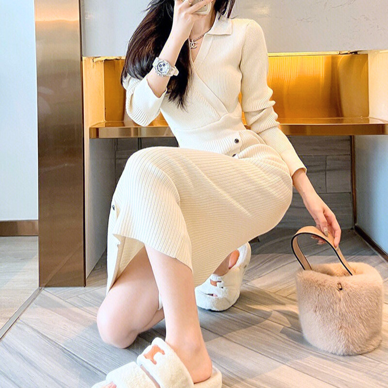 アイボリーのリブニットタイトワンピース着用(全身・鏡前)