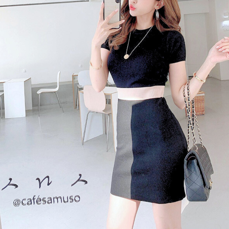 ブラック配色ワンピでクラッチバッグを合わせた全身