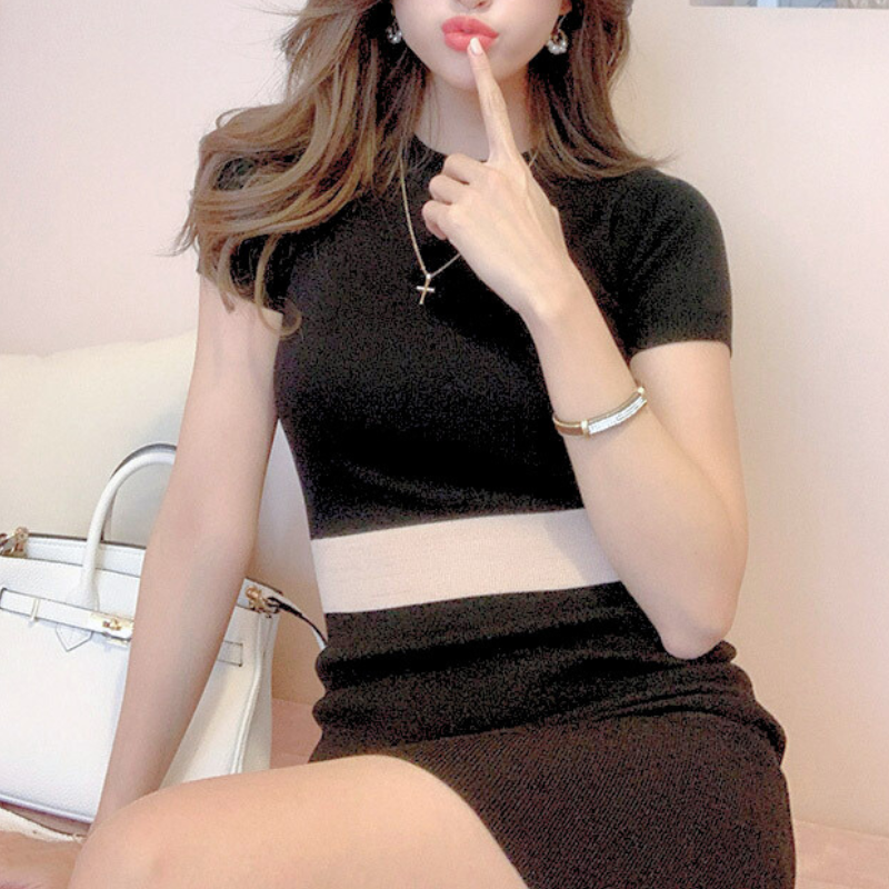 黒配色ワンピースのアップ写真(ネックレス着用)