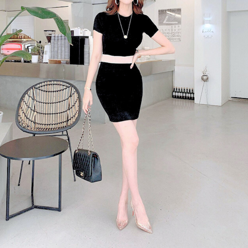 黒バッグを合わせた配色ニットワンピでのコーデ提案