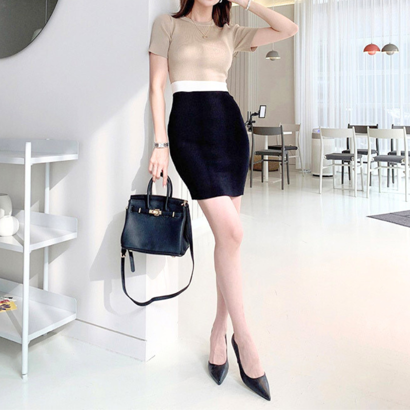 黒×ベージュワンピを全身で見せた立ち姿コーデ