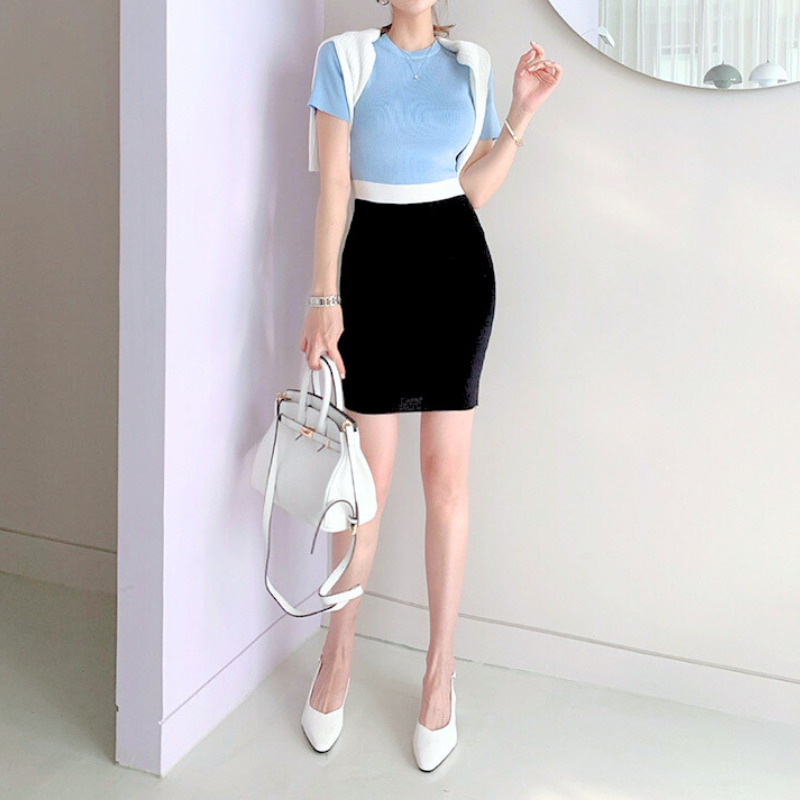 ブルートップス×ブラックスカートの配色ワンピ立ち姿