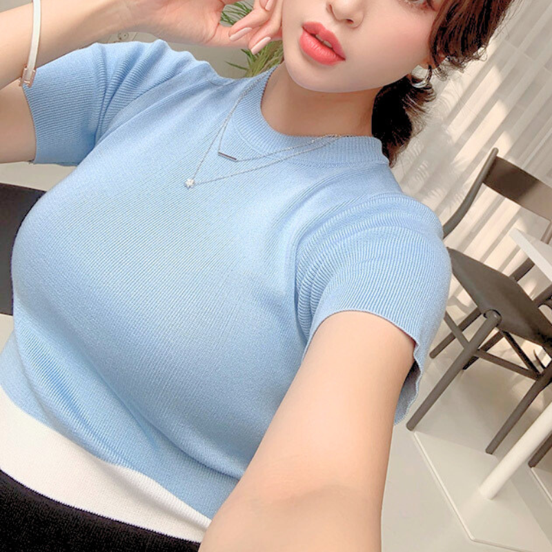 ライトブルー×ホワイトの配色トップスバストアップショット