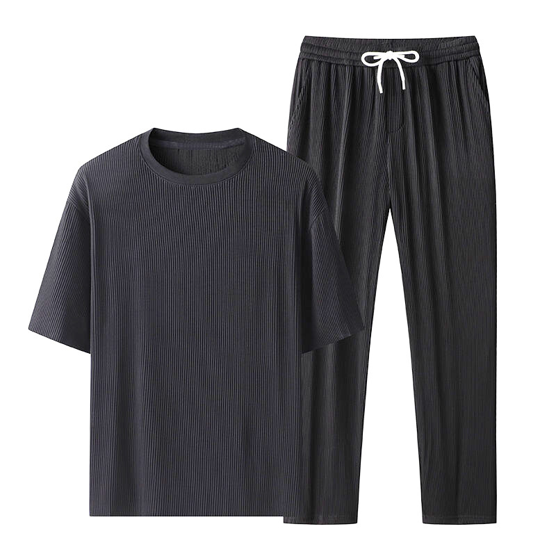 ブラックの半袖×ロングパンツの平置き全体