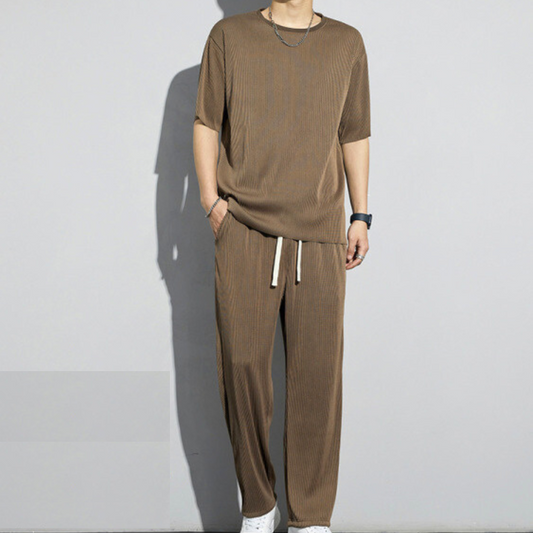 カーキの接触冷感セットアップを正面から着用