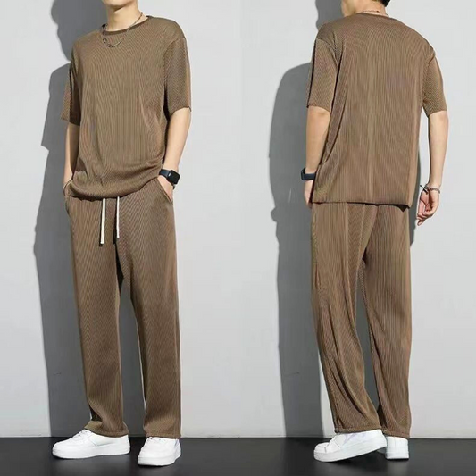 カーキの上下セットを斜め前と後ろから見た着こなし