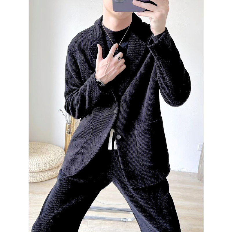ブラックセットアップでスマートに決める男性